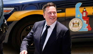 Tesla boss sells $5bn of shares after Twitter poll